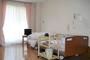 窓辺の明るい居室