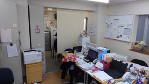 事務作業の様子のオフィス