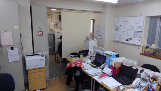 事務作業の様子のオフィス