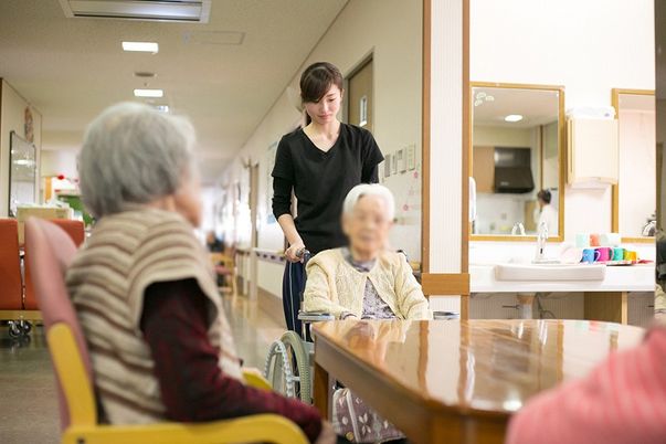 談笑と介助の空間