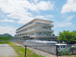 明るい外観の建物  