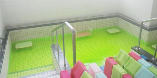 カラフルな浴室