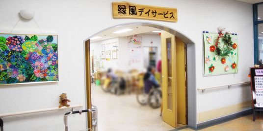看板と入口の廊下