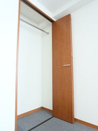 シンプルな居室のベッドエリア