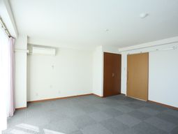 シンプルな空間の居室