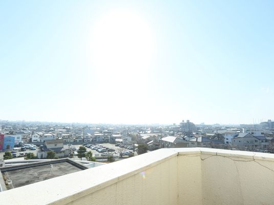 明るい景色のバルコニー