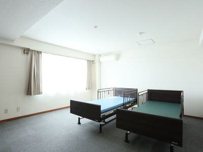 居室のベッドと窓