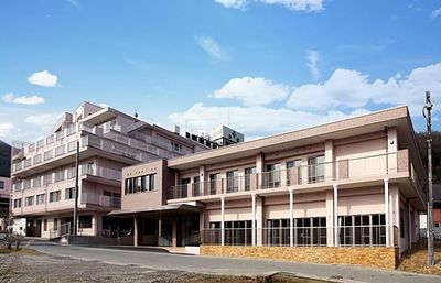 青空のもとに立つ建物