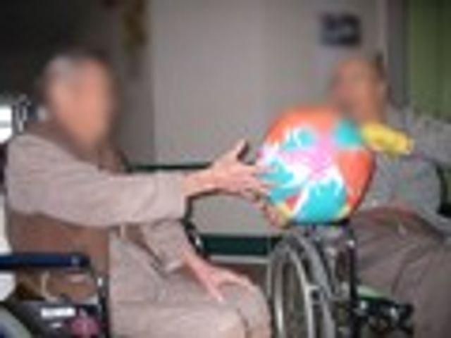 ボール遊びする廊下 廊下 車椅子に座った方が廊下で楽しみながら交流している様子が伺えます。
