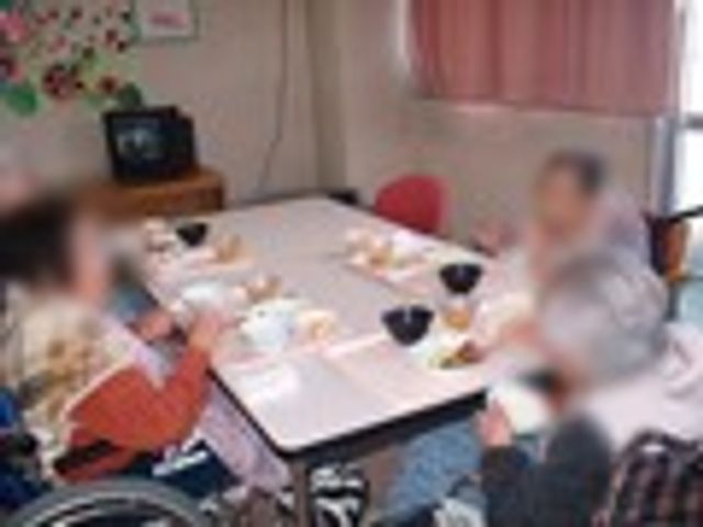 ダイニングルーム ダイニングルーム 多様な方々が集い、食事を楽しめるリラックスした空間です。