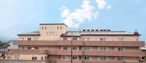 青空の下の建物外観