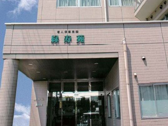 入口正面の建物外観
