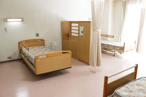 明るい二人部屋居室
