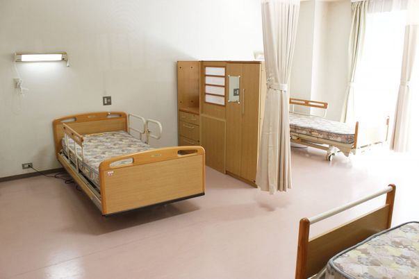 明るい二人部屋居室