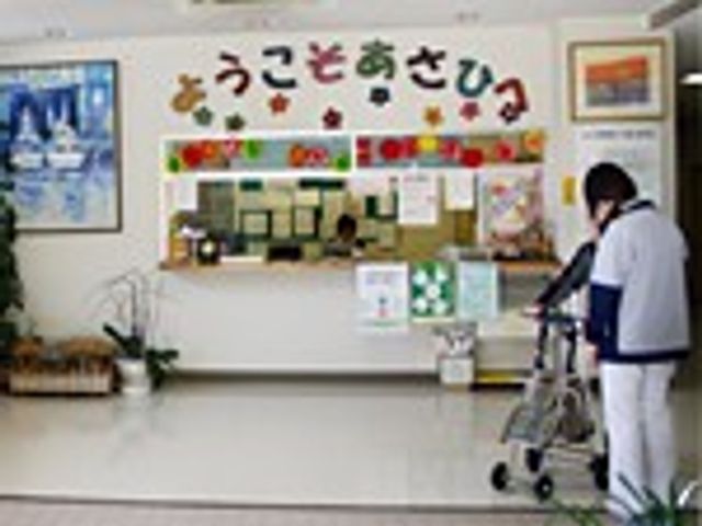 居心地の良い受付エリア フロント 落ち着いた雰囲気の受付エリアで、スタッフが丁寧に対応しており、安心感を与えています。