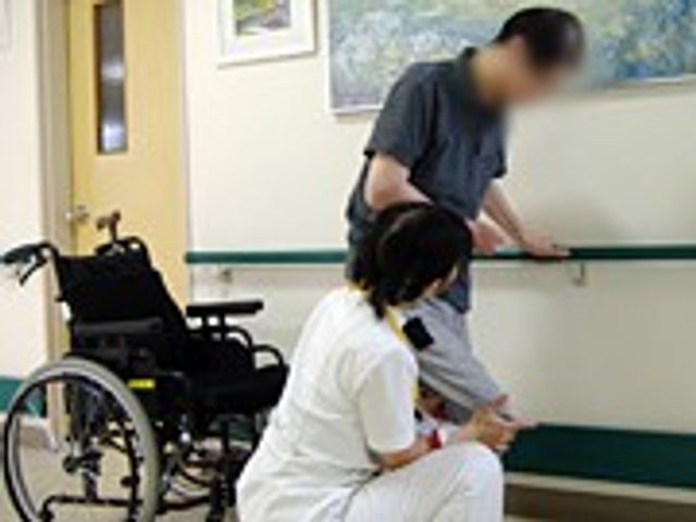 手すりのある廊下 廊下 看護師がサポートする廊下です。手すりがあり、安心して歩行訓練ができます。