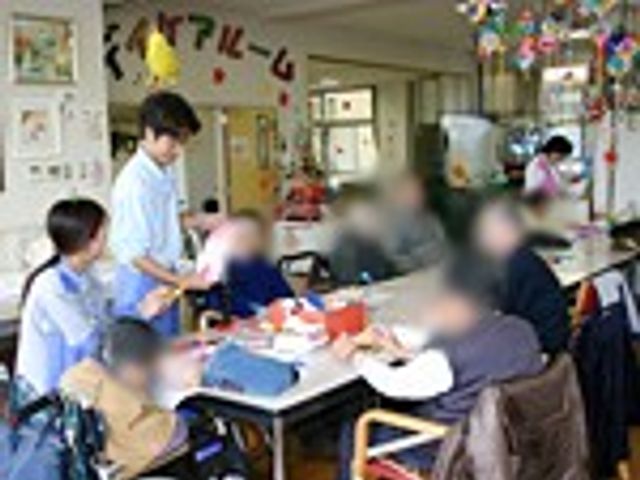活動する様子の室内 多目的室 スタッフと利用者が交流しながら活動を楽しめる明るい空間です。