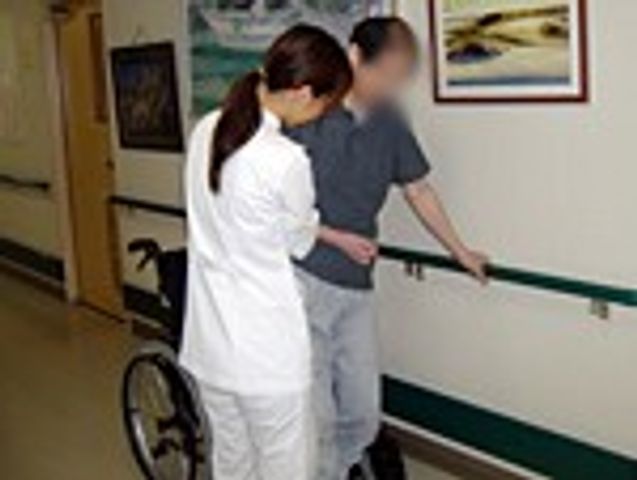 廊下の様子 廊下 看護スタッフが住人をサポートしながら、安全に歩行練習をしています。