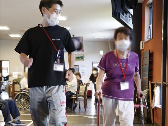人々が歩く廊下