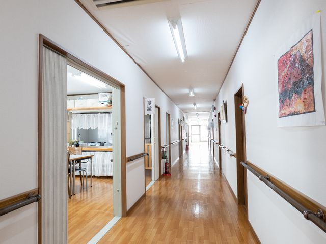 安全な廊下手すり設置 廊下 手すりが設置された明々とした廊下です。通りやすく、安全に考慮された設計は、勤務環境にも配慮されています。
