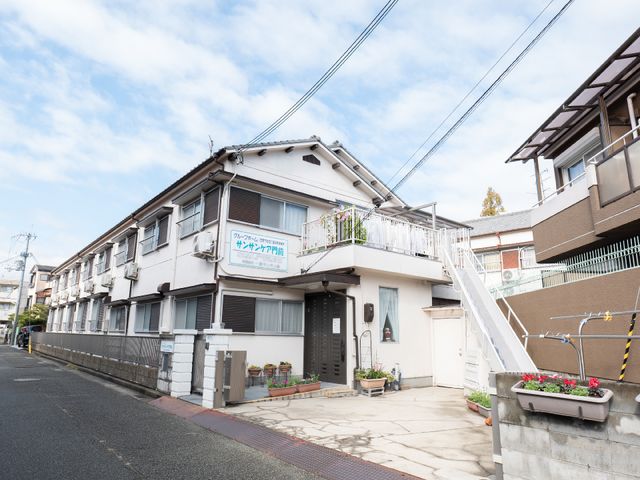 住宅風外観の建物 外観 家庭のような雰囲気を持つ建物外観です。身近な環境で充実した職場をお探しの方に適しています。