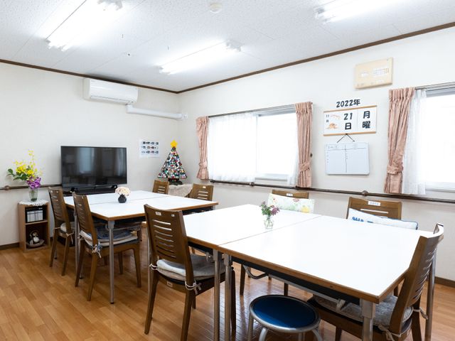 居心地の良い食堂 共有スペース ゆったりとした木製のテーブルが並ぶ明るい食堂は、テレビを見ながらみんなで楽しい食事ができる空間です。公共スペースには広々とした窓から自然光が入り、明るく開放感のある雰囲気があります。