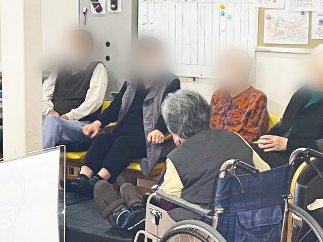 交流する利用者たち 多目的室 皆さんが集まり、和やかに交流を楽しむ場です。心地よい椅子でゆったり過ごせます。