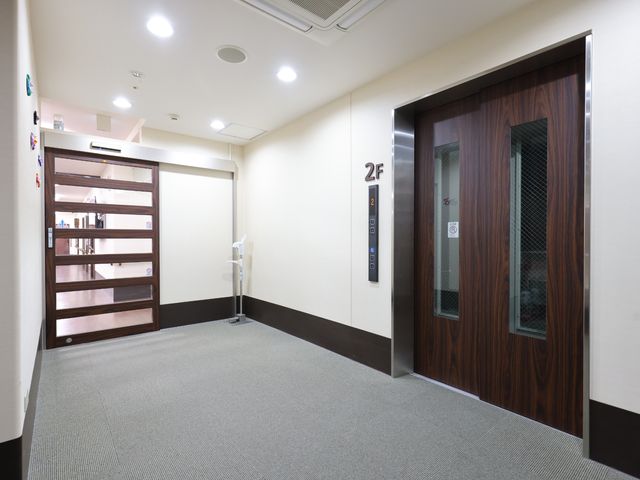 清潔な廊下のエレベーター エレベーター きれいに保たれた廊下は、バリアフリー設計で移動が容易です。エレベーターも隣接しており、階層移動もスムーズです。