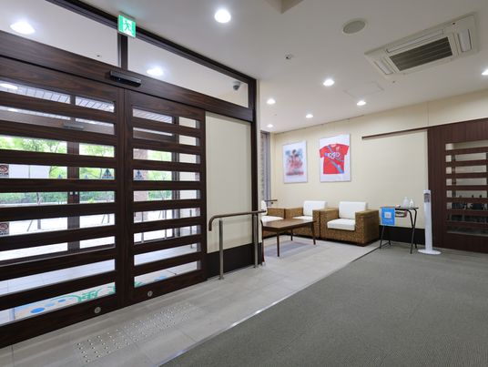 施設の写真 スペースが広く、多くの入居者がいっぺんに利用しやすい玄関