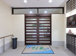 明るいエントランスの扉