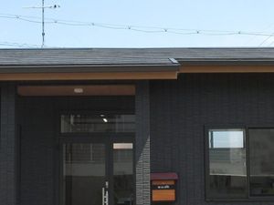 黒い外壁の施設外観  