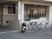 自転車が並ぶ建物外観  