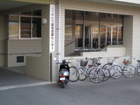 自転車が並ぶ建物外観  