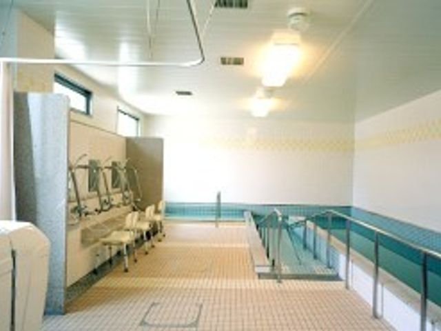 清潔な浴室の様子 浴室 広々とした清潔感のある浴室です。手すりや椅子も整っており、安全にご利用いただけます。