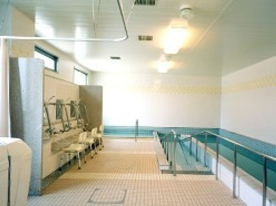 施設の写真 シャワスペースが複数個所にある大浴場の様子。施設にある開放的な大浴場