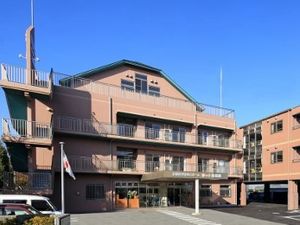 日差しの明るい建物外観