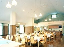 広々とした明るい食堂