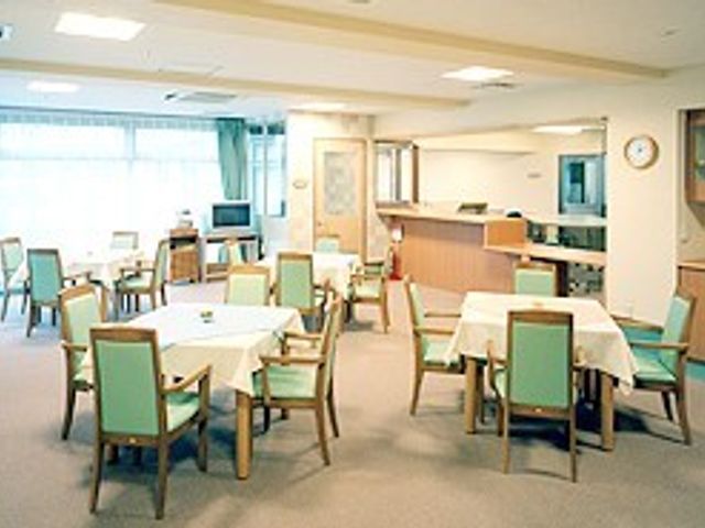ゆったりとした食堂 共有スペース 明るく開放的な食堂で、利用者同士が楽しい会話をしながらの食事が想像できます。働くコミュニケーションも大切にされる環境です。