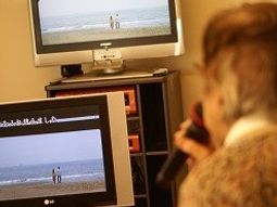 テレビを見る高齢者