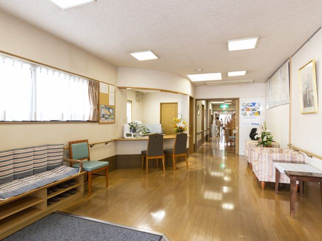 明るい廊下の様子 明るく開放的な空間 廊下は木の床材と明るい照明で居心地よく、利用者がリラックスできる空間になっています。