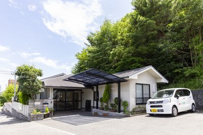 緑に囲まれた建物の外観