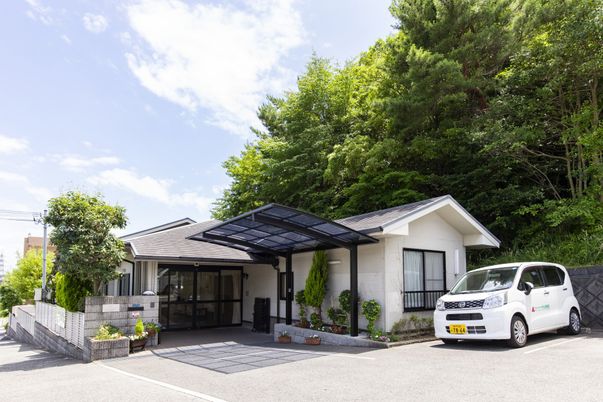 緑に囲まれた建物の外観