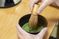 抹茶を点てる手元