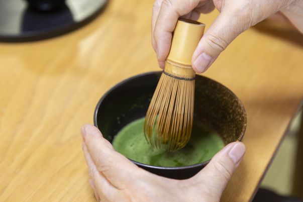 抹茶を点てる手元