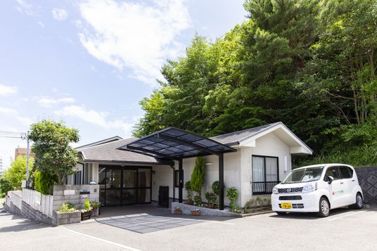 緑に囲まれた建物の外観