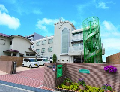 緑の螺旋階段が特徴の外観