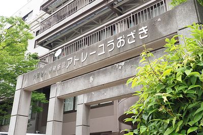 緑に囲まれたエントランス