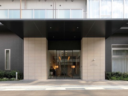 モダンな建物のエントランス