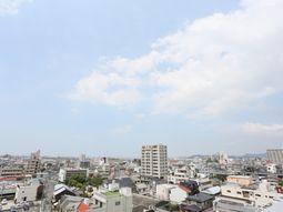 都市の景色と青空