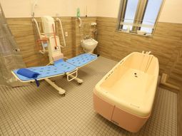 清潔な設備の浴室